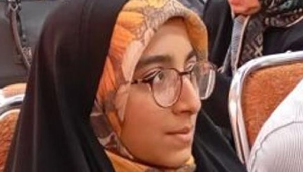 ملیکا منصوری دانش‌آموزی  که تمام پس‌انداز شخصی خود را به امر  مدرسه‌سازی اختصاص داد