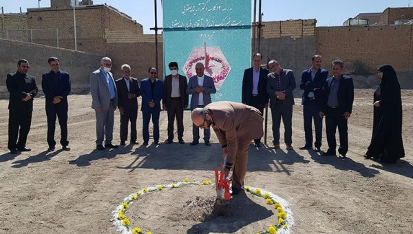 کلنگ ساخت  مدرسه ۱۲ کلاسه خیر ساز  در زینبیه اصفهان به زمین زده شد