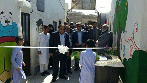 هدیه معاون توسعه امور آموزشی و فرهنگی سازمان مدیریت و برنامه ریزی کشور به کودکان بازمانده از تحصیل در زاهدان